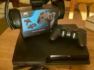 PlayStation 3 med 2 controllere og høretelefoner 