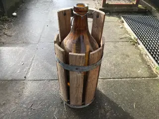 Antik flaske og træholder