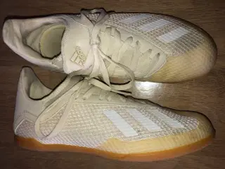 Adidas indendørs fodboldsko str. 35