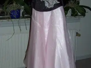Utrolig flot kjole m/ tilhørende sjal