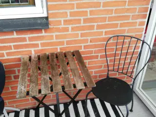 Cafe bord + 1 metal stol sæt. 