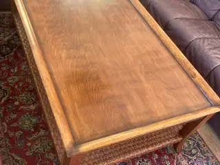 Sofabord med flettet underhylde 