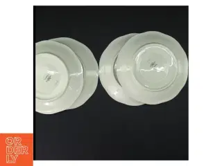 Porcelænstallerkener med blomstermotiv fra Pirken Hammer (str. Ø. 19 cm)