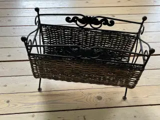 Magasinholder i flet og stål. 