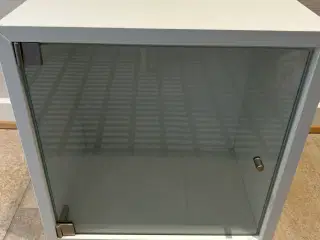 Hvidt IKEA vitrineskab 35 x 25 x 35