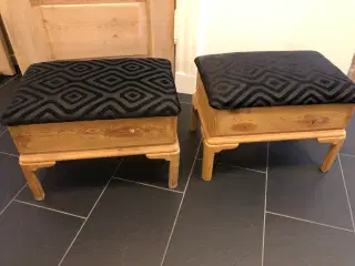 2 skamler i fyrretræ med opbevaring