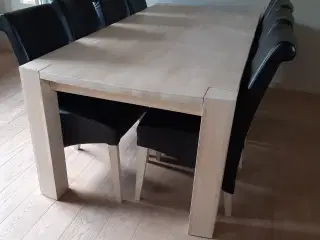Spisebord med 8 spisebordsstole 