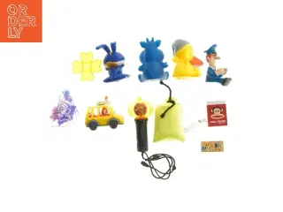 Assorteret samling af små legetøjsfigurer og genstande (str. 5-12 cm)