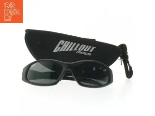 Sort solbriller med etui fra ChillOut (str. 14 cm)