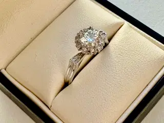 Ny sølvring med indfattet 1 karat moissanite