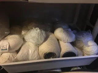 Garn i forsk kvaliteter, mængde og farve