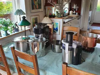 Gryder, kaffemaskine, juicer og lampe
