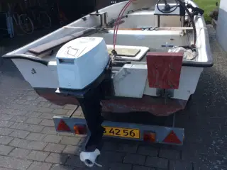 Limbo jolle med trailer og motor. 