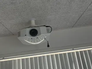 Sony projektor og stor lærred