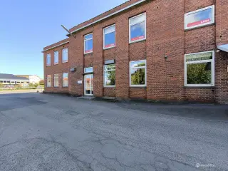 197m2 Kontorlejemål I Stueplan. egen indgang og parkeringsplads.