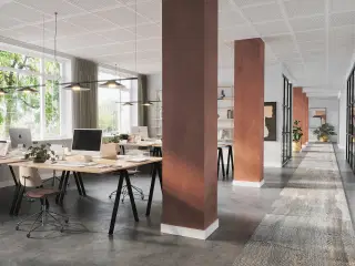 Gennembelyst og højloftet kontor