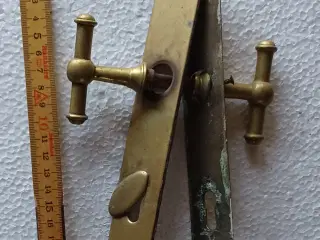 Antikke dørgreb.