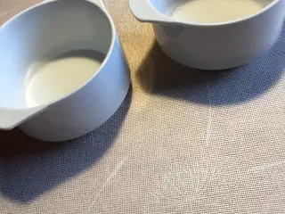 2 søde hvide porcelæns skåle 