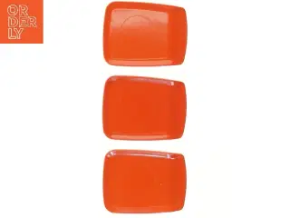 Tre orange plastik tallerkener fra Rosti (str. 16x12 cm)