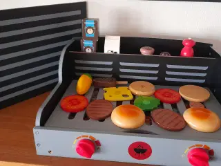 Træ legemad og velholdt grill.