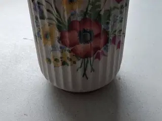 Lyngby vase med blomsterdekoration