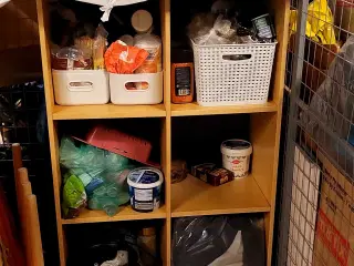 Robust og rummelig træreol på hjul