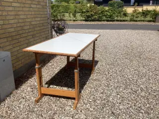 Tegnebord - højdeindstilling og bordpladehældning.