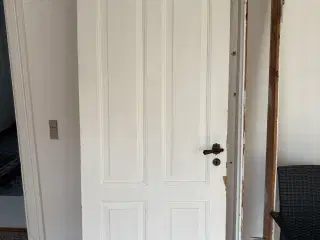 Klassisk massiv indvendig med trægreb