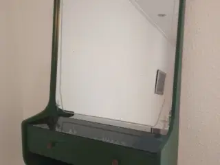 Møbel med spejl