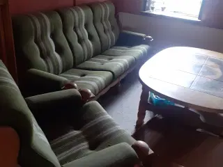 Sofagruppe og sofabord i egetræ