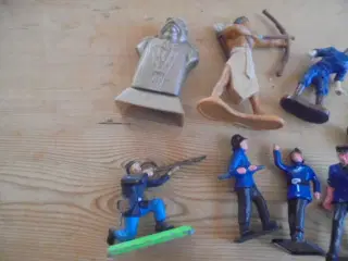 11 blandede plastfigurer – se fotos og omtale  