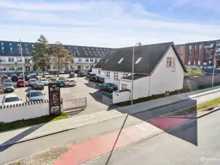 311 m2 charmerende ”mini-kontordomicil” tæt på Glostrup Station med adgang til fælles kantine.