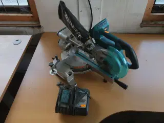 Akkuværktøj MAKITA kapgeringsav inkl. lader og ét batteri