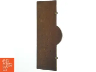 Antik udskåret nøglebræt i massivt træ med messing detaljer (str. 47x14,5 cm)