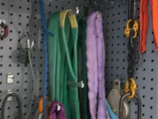 Stålskab på hjul inkl. indhold (løftegrej)