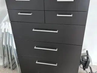 God rummelig sort IKEA kommode