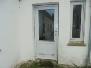 Facade dør med vindue. Højre ind