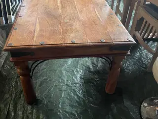 Sofabord i mørket træ