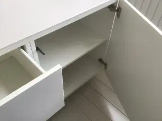 Skænk Ikea model BESTÅ med glas plade