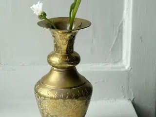 Indisk messingvase m ciseleringer