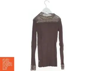 Langærmet bluse med blonde detaljer fra Pomp de Lux (str. 152)