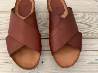 Sandal i cognacfarvet læder