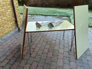 Tre borde til aflægsplads eller festlig lejlighed