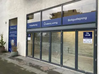 Butikslokale på Øresundsvej med masser af strandgæster om sommeren - 4.5 meter til loftet