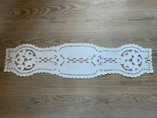 Løber i venetiansk broderi