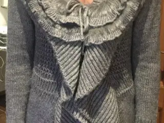 Lang grå cardigan med flot pelskrave