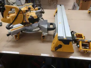 Kap-/geringssav DEWALT DWS773 -QS med arbejdsbord