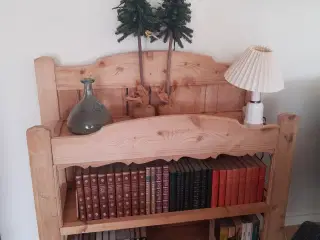 Reol med fine detaljer og udskæring 