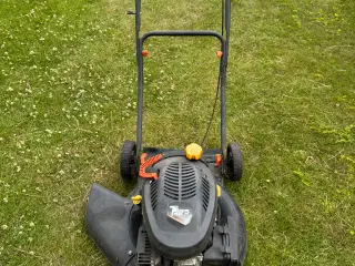 Benzin Plæneklipper Sort 4-Takt og 3 dunke olie