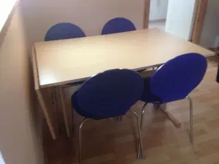 Spisebord med 1 plade og 4 stole